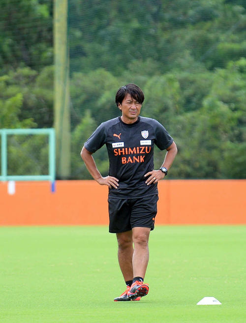 険しい表情で練習を見守る篠田監督