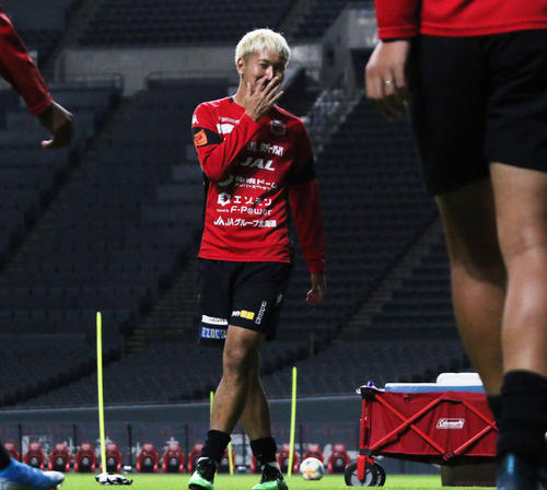 東京戦の前日練習中にほほ笑む札幌DF福森（撮影・保坂果那）