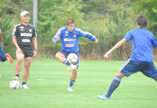金沢戦前の練習でパス回しをするFW渡辺新太（中央）