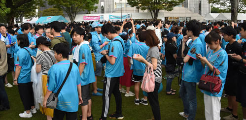 鳥栖対神戸　試合前、スタジアム外では大勢のファンがフェルナンドトーレスグッズを求めていた（撮影・今浪浩三）