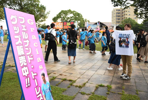 鳥栖対神戸　試合前、スタジアム外ではFWフェルナンドトーレスのTシャツが売り出されていた（撮影・今浪浩三）