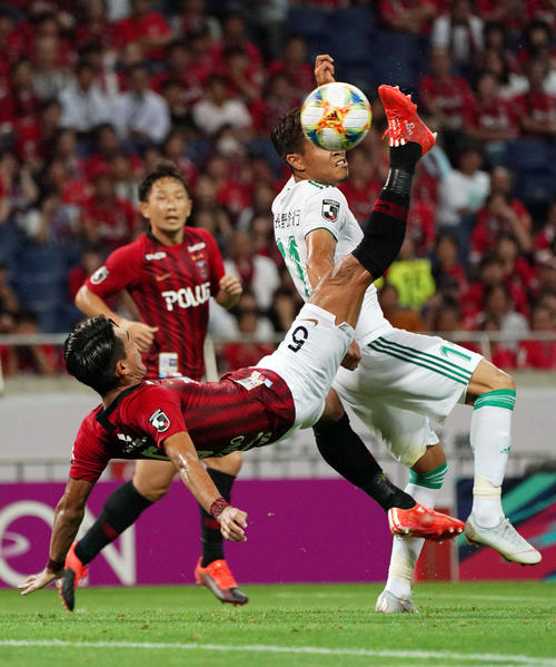 浦和対松本　前半、オーバーヘッドシュートを放つ浦和DF槙野（撮影・狩俣裕三）