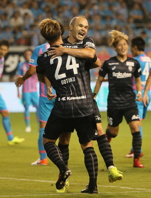 鳥栖対神戸　前半、PKを決め喜ぶ、神戸MFイニエスタ（右）（撮影・栗木一考）