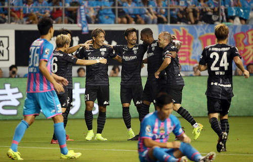 鳥栖対神戸　前半、3点目のゴールを決める神戸FW田中順也（中央左）（撮影・栗木一考）