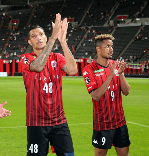 札幌対東京　試合終了後、スタンドからの声援に手を叩いて応える札幌FWジェイ（左）とMF鈴木（撮影・佐藤翔太）