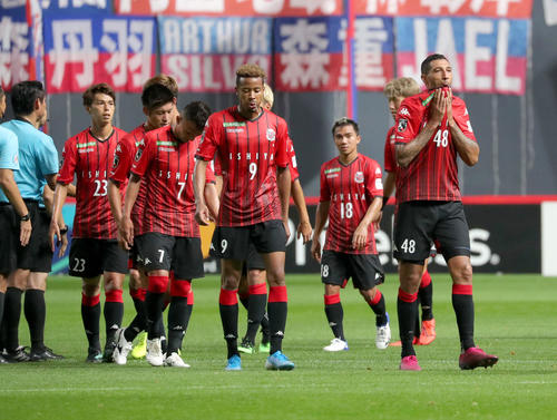 札幌対東京　引き分けに終わり引き揚げる札幌イレブン（撮影・佐藤翔太）