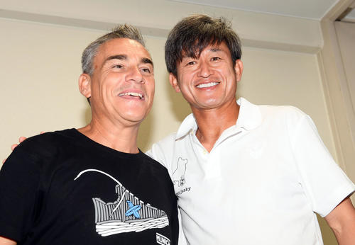 横浜FC対鹿児島　元フットサル日本代表監督で現在フットサル・ベトナム代表監督のミゲル・ロドリゴ氏が、観戦に訪れ横浜FCカズと再会を果たした（撮影・たえ見朱実）