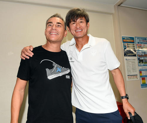 元フットサル日本代表監督のミゲル・ロドリゴ氏（左）と再会し笑顔を見せる横浜FCカズ（撮影・たえ見朱実）