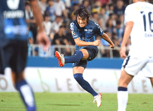 横浜FC対鹿児島　後半、FKでゴールを狙う横浜FC・MF中村（撮影・たえ見朱実）