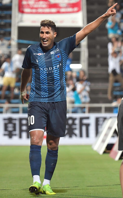 横浜FC対鹿児島　後半、ゴールを決め喜ぶ横浜FC・FWイバ（撮影・たえ見朱実）