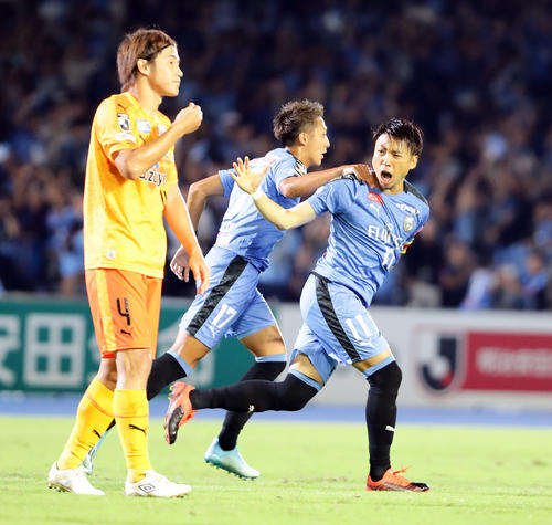 川崎F対清水　後半、同点ゴールを決めた川崎F・FW小林（右）は雄たけびを上げ歓喜のダッシュ（撮影・浅見桂子）