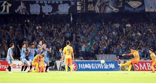 川崎F対清水　前半、直接FKを決めて同点とする清水FWドウグラス（右）（撮影・浅見桂子）