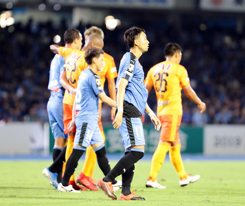川崎F対清水　2－2の引き分けで終わり、がっくりとした表情の川崎F・FW小林（手前）ら（撮影・浅見桂子）