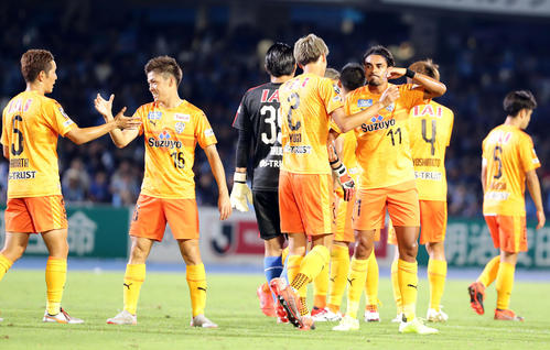 川崎F対清水　2－2の引き分けで終わり、ほっとした表情で称え合う清水イレブン（撮影・浅見桂子）