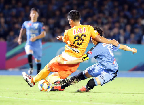 川崎F対清水　後半、チーム2点目となる同点ゴールを決める川崎F・FW小林（右）（撮影・浅見桂子）