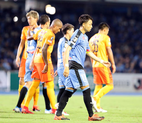川崎F対清水　2－2の引き分けで終わり、がっくりとした表情の川崎F・FW小林（手前）ら（撮影・浅見桂子）