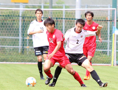 日大として札幌との練習試合に臨んだMF金子（左から2人目）（撮影・西塚祐司）