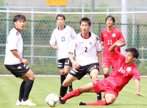 日大として札幌との練習試合に臨んだMF金子（右端）（撮影・西塚祐司）