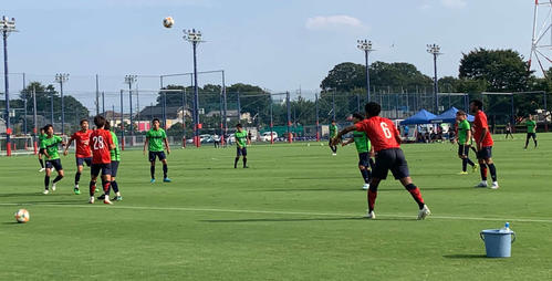 練習試合で競り合う湘南と東京の選手ら　（撮影・松尾幸之介）