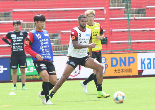ボールを追う札幌FWロペス（中）（撮影・西塚祐司）
