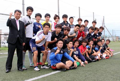 21年ぶりの総理大臣杯に向け意気込む北海学園大の選手たち。後列左端は伊藤監督（撮影・永野高輔）