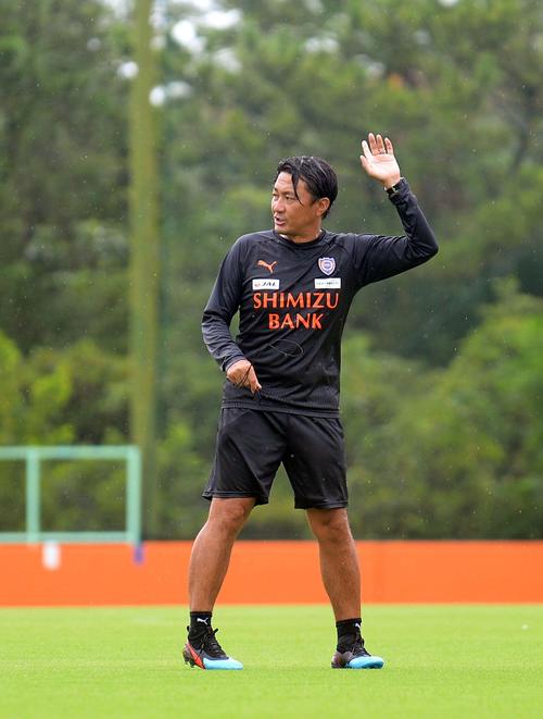 練習中、指示を出す篠田監督