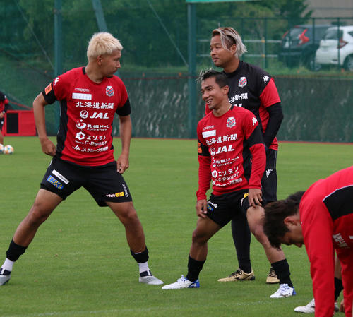笑顔でストレッチする札幌MFチャナティップ（右）。左はDF福森（撮影・保坂果那）