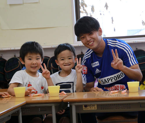 園児とピースサインするMF本間