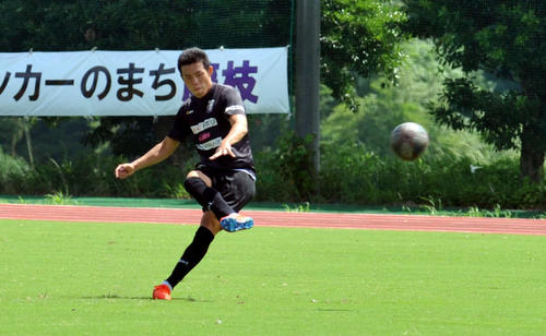全体練習後、FKの自主練習に取り組む藤枝DF鈴木準