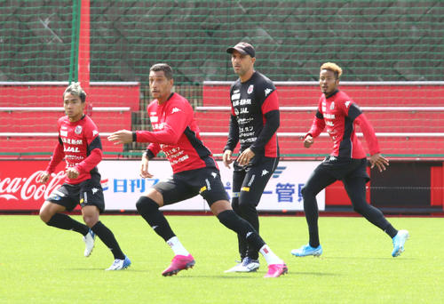 練習でボールを追う札幌FWジェイ（左から2人目）、FW鈴木武蔵（右端）、MFチャナティップ（左端）（撮影・保坂果那）