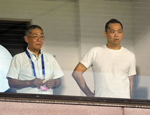 湘南－鹿島戦を視察するメルカリ小泉文明社長（右）（2019年8月3日撮影）