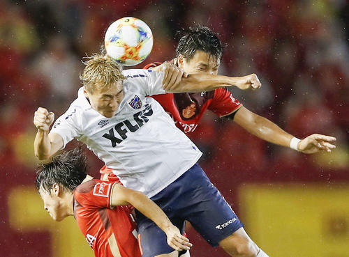 名古屋―FC東京　前半、競り合うFC東京・永井（中央）（共同）