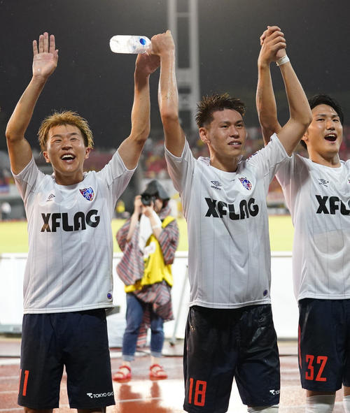名古屋対東京　試合後、サポーターの声援に応える永井（左）や橋本（中央）ら東京イレブン（撮影・森本幸一）