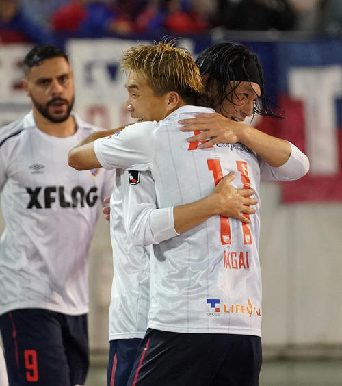 サッカーJ1名古屋対FC東京　後半、ゴールを決めたFC東京MF・高萩洋次郎と喜ぶFC東京FW・永井謙佑（撮影・森本幸一）