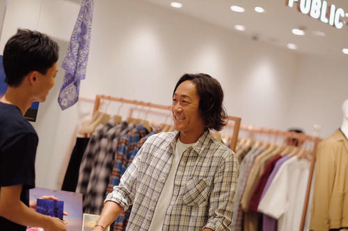 自身とのコラボ商品も発売された都内のアパレルショップ「パブリックトウキョウ」で一日店長を務めた石川直宏氏