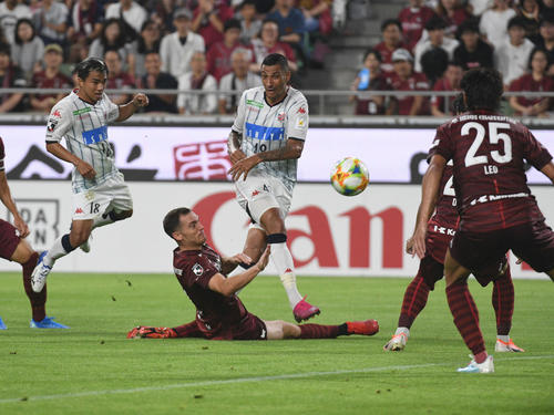 神戸対札幌　前半、札幌FWジェイ（中央）がシュートを放つ（撮影・渦原淳）