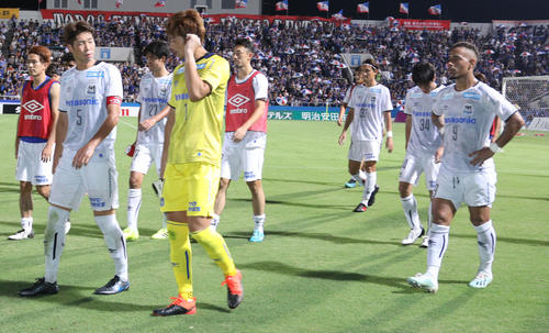 横浜対G大阪　サポーターにあいさつするG大阪選手たち（撮影・中島郁夫）
