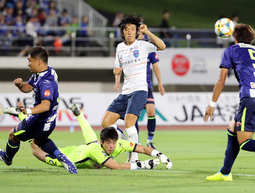 山形対横浜FC　前半、横浜FC・MF中村（中央）のシュートを止める山形GK櫛引（下）（撮影・浅見桂子）