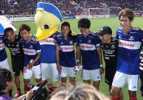 横浜対G大阪　試合後に円陣で声出しする横浜FW遠藤（右から3人目）（撮影・中島郁夫）