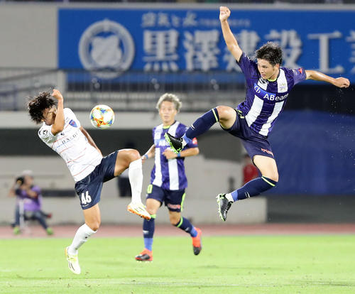 後半、ボールを競り合い接触しそうになる山形DF熊本（右）と横浜FC・MF中村（撮影・浅見桂子）