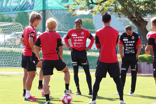 リカバリー後にチームメートにあいさつする日本代表の札幌FW鈴木（中央）（撮影・保坂果那）