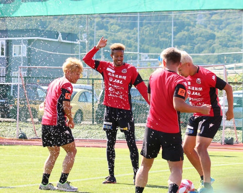 神戸から札幌へ移動しリカバリーを行う日本代表の札幌FW鈴木（左から2人目）（撮影・保坂果那）