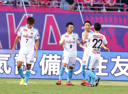 G大阪対磐田　前半11分、川崎F・MF阿部（左から2人目）は同点ゴールを決める（撮影・上山淳一）