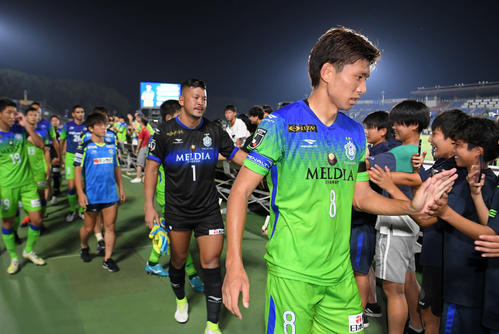 後半の同点PKで引き分けに持ち込み、サポーターとハイタッチする湘南イレブン（撮影・加藤諒）