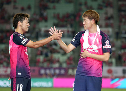 C大阪対川崎F　試合後、C大阪DF瀬古（右）とハイタッチするC大阪FW鈴木（撮影・上山淳一）