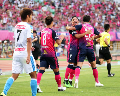 前半2分、DF瀬古のゴールが決まり喜ぶC大阪DF松田（右から3人目）ら（撮影・上山淳一）