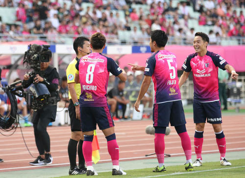 前半2分、DF瀬古歩夢のシュートがゴール判定ならず審判につめ寄るC大阪の選手（撮影・上山淳一）