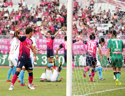 前半2分、C大阪FW柿谷（手前）はDF瀬古のゴールが決まり喜ぶが・・・判定はノーゴール（撮影・上山淳一）