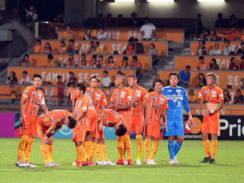 試合後、がっくり肩を落とす清水の選手たち