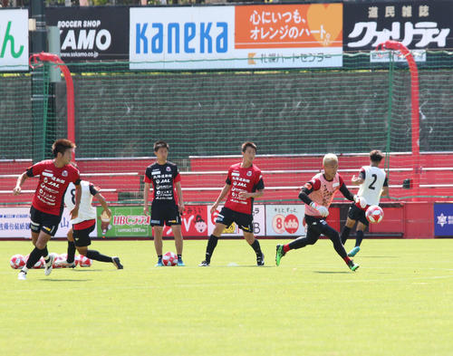 ルヴァン杯準々決勝広島戦に向けて練習する札幌の選手ら（撮影・保坂果那）